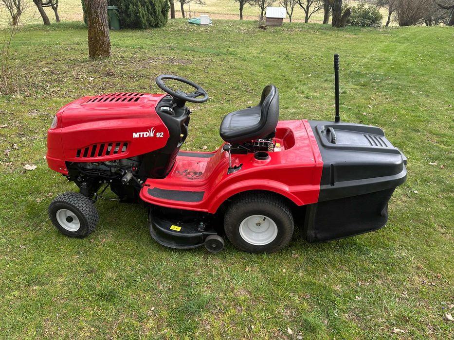 MTD 92 Selbstfahrender Traktor mit integrierter Grasfangbox - Anhaengerhandel-Leipziig