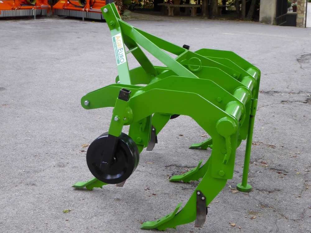 Landwirtschaftlicher Tiefenlockerer für Traktoren AgriEuro Serie 170 Standard mit 5 Zähnen – mit Stahlrädern